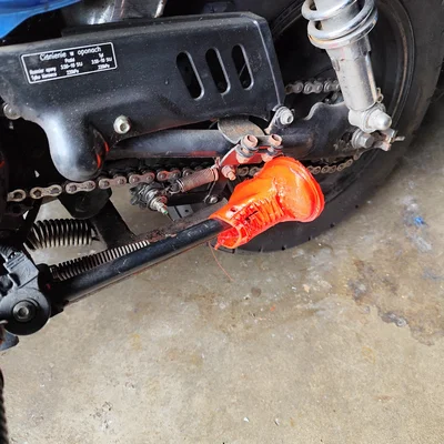 Giày Doc Martens dùng để lót chân chống xe máy