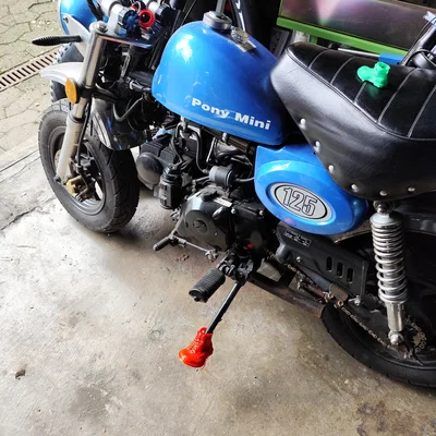 Giày Doc Martens dùng để lót chân chống xe máy