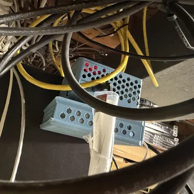 Giá treo bên trái cho Philips Hue Bridge gắn ngoài tủ Rack