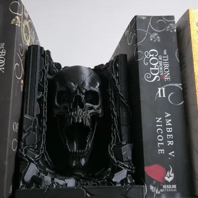 Mô hình trang trí kệ sách Gothic Skull Book Nook đầy ma mị
