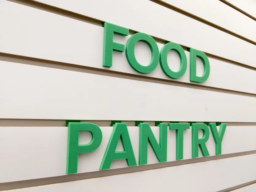 Chữ cái treo tường dạng slat wall - Image 1