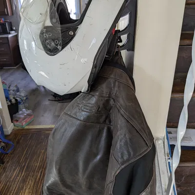 Giá treo nón bảo hiểm và áo khoác motor (Thiết kế độc lạ)