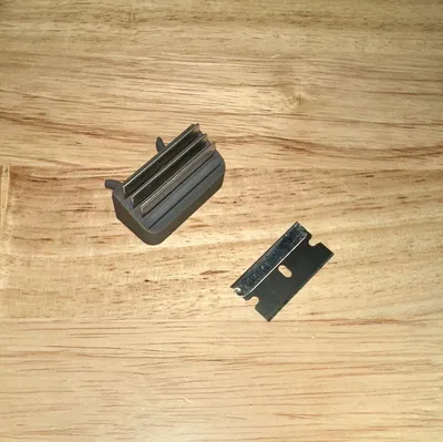 Giá đỡ lưỡi dao cạo gắn Multiboard - Phụ kiện lưu trữ thông minh