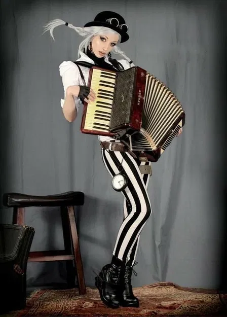 Mô hình 3D cô gái phong cách Steampunk chơi đàn Accordion độc đáo - Image 2