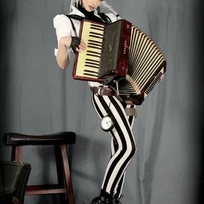 Mô hình 3D cô gái phong cách Steampunk chơi đàn Accordion độc đáo