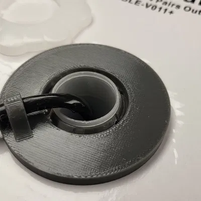 Chi tiết thay thế phần phễu dẫn cáp trong hộp