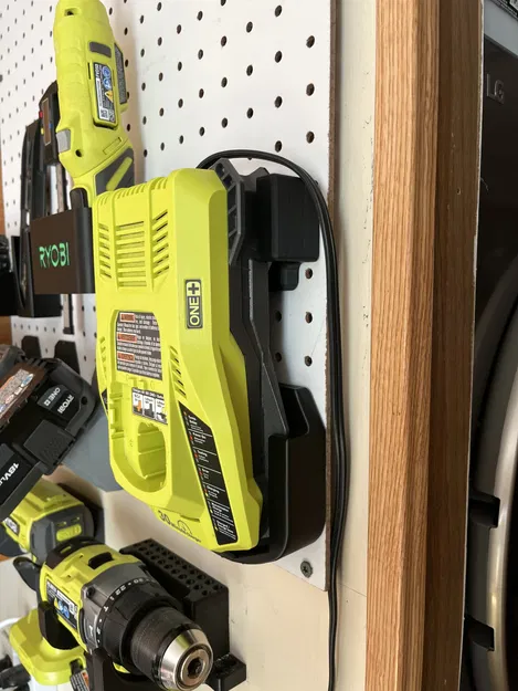 Giá treo Ryobi 18v Charger chuẩn Peglock - Image 1