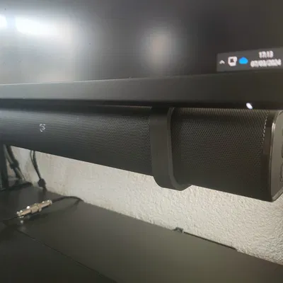 Ngàm VESA gắn loa Creative Stage Soundbar cho màn hình
