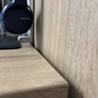 Giá treo tai nghe 3D tối ưu không gian bàn làm việc sát tường