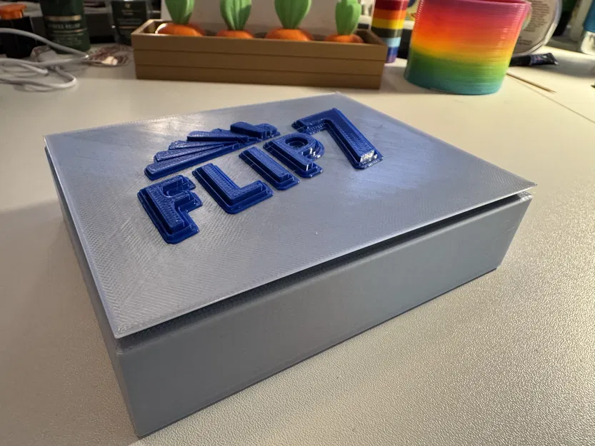 Hộp đựng bài Flip 7 với nắp gài tiện lợi - Image 2