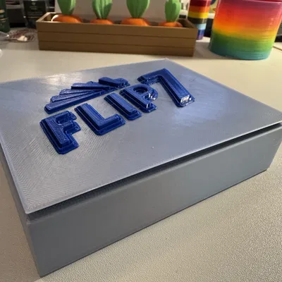 Hộp đựng bài Flip 7 với nắp gài tiện lợi