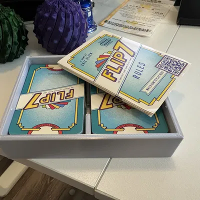 Hộp đựng bài Flip 7 với nắp gài tiện lợi