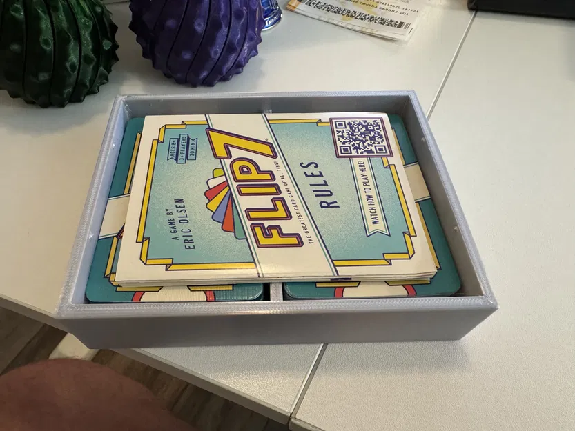 Hộp đựng bài Flip 7 với nắp gài tiện lợi - Image 4