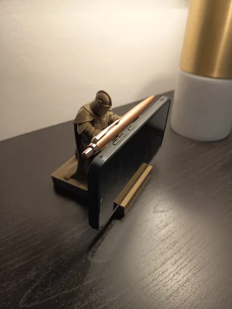 Knight of the Quill: Giá đỡ bút và điện thoại phong cách hiệp sĩ - Image 1