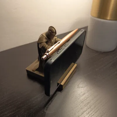 Knight of the Quill: Giá đỡ bút và điện thoại phong cách hiệp sĩ