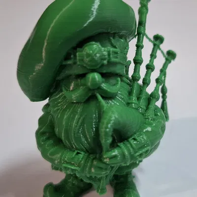 Mô hình chú lùn thổi kèn túi Scotland (Highland Bagpiper Gnome) 3D