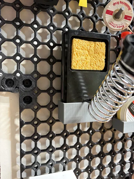 Giá treo đế hàn trên Multiboard: Phụ kiện gọn gàng cho góc DIY - Image 1