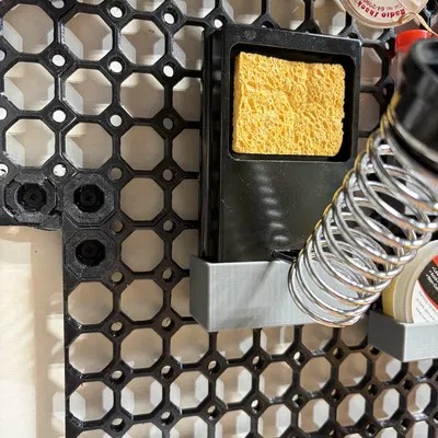 Giá treo đế hàn trên Multiboard: Phụ kiện gọn gàng cho góc DIY