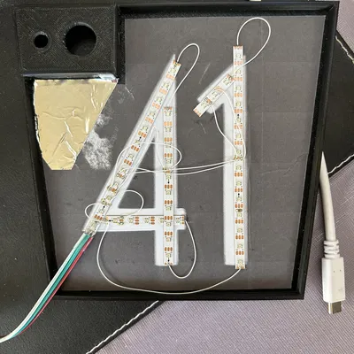 Biển số nhà 41 phong cách Art Deco đặt cửa sổ