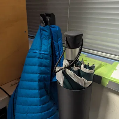 Móc treo áo khoác và giá để ô gắn bệ cửa sổ