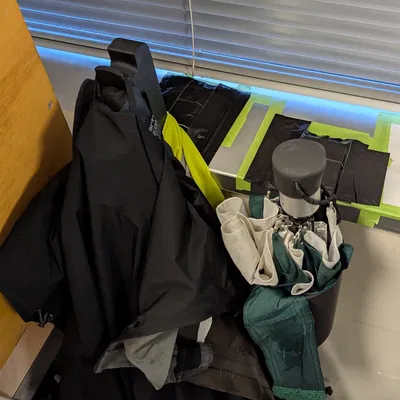 Móc treo áo khoác và giá để ô gắn bệ cửa sổ