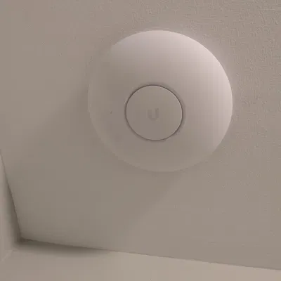 Đế gắn UniFi AP AC Pro có lỗ bắt vít đế âm tường