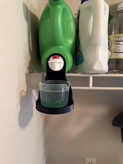 Giá đỡ cốc đong nước giặt cho bình xả - Image 1