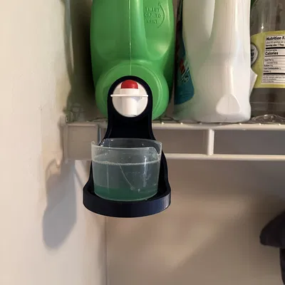 Giá đỡ cốc đong nước giặt cho bình xả