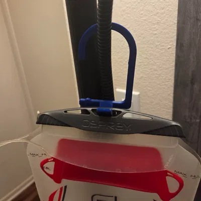 Móc treo túi nước kèm nam châm giữ vòi uống