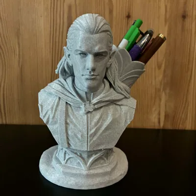 Tượng Legolas cắm bút – Bộ tổ chức bàn làm việc lấy cảm hứng từ Chúa tể những chiếc nhẫn