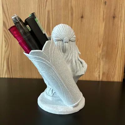 Tượng Legolas cắm bút – Bộ tổ chức bàn làm việc lấy cảm hứng từ Chúa tể những chiếc nhẫn