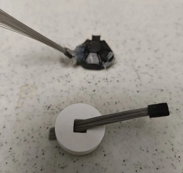 Khung giữ chổi xoay cho robot hút bụi Dibea D960 - Image 1