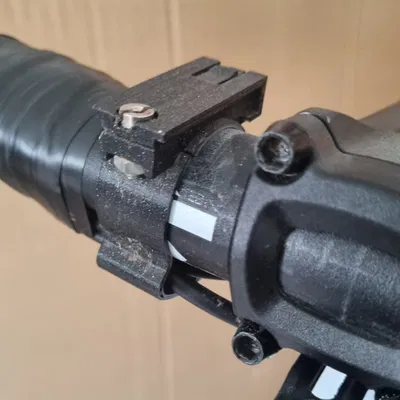 Ngàm gắn đèn xe đạp tích hợp rãnh đi dây