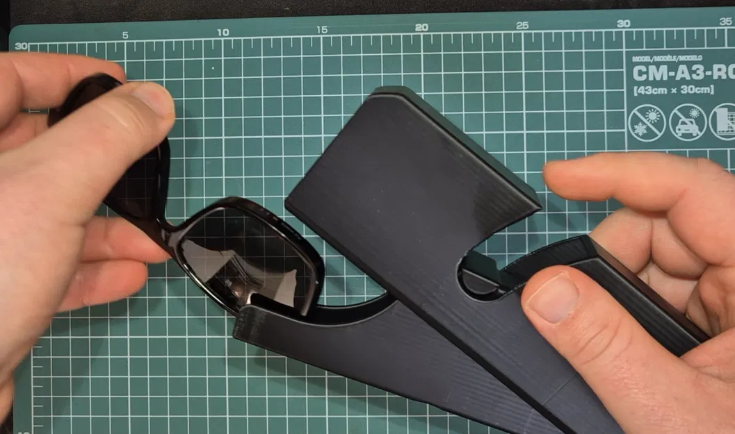 Hộp Đựng Kính Mát Dạng Kẹp - Thao Tác Một Tay - Image 3