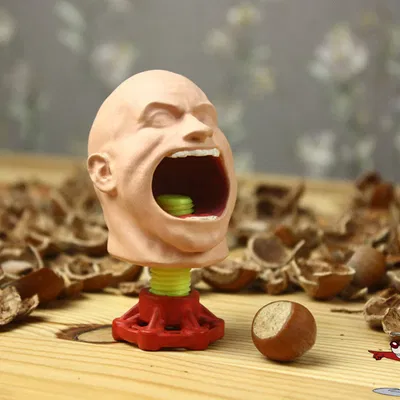 Nutcracker 🐿 The Rock - Mô hình kẹp hạt dẻ độc đáo