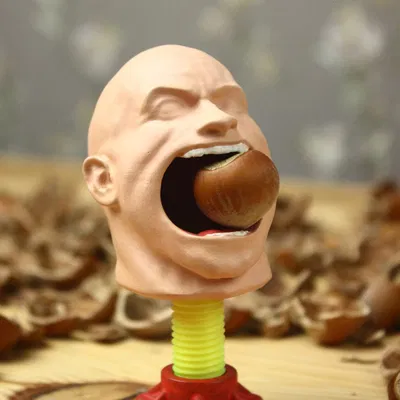 Nutcracker 🐿 The Rock - Mô hình kẹp hạt dẻ độc đáo
