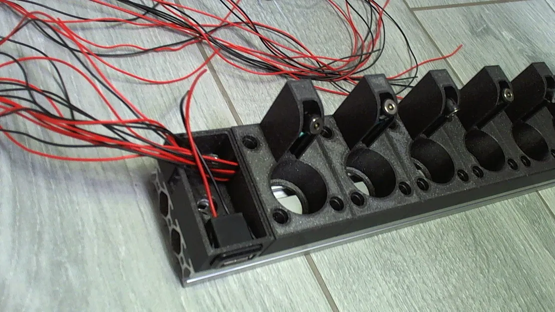 Trạm sạc đa năng cho đèn pin Karrong - Image 12