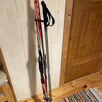 Kẹp giữ ván trượt tuyết và gậy chống in 3D - Gọn gàng, tiện lợi