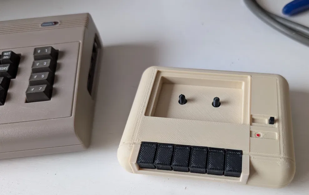 Mô hình thu nhỏ Commadore 64 Datasette (tỷ lệ 1:2) - Dự án in 3D - Image 1