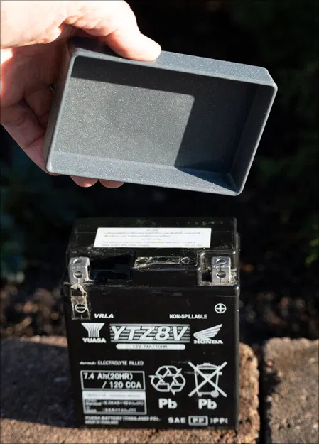 Nắp che bình ắc quy xe máy - Image 1