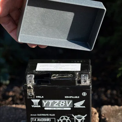 Nắp che bình ắc quy xe máy