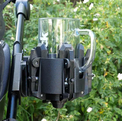 The Beast: Giá đỡ cốc đa năng cho xe đẩy em bé