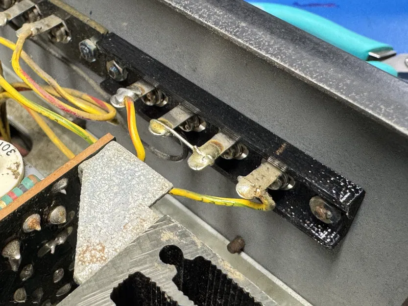 Tấm cố định cọc loa thay thế cho Marantz 2220b - Image 1