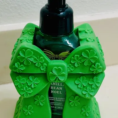 Giá đỡ chai xà phòng hình nơ Shamrock xanh lục bảo