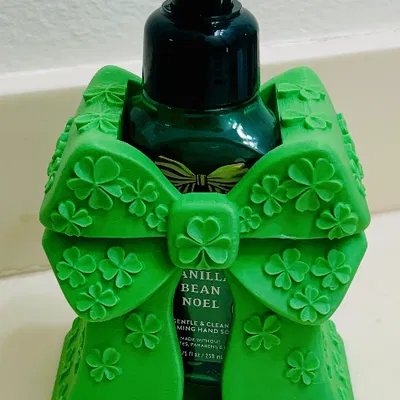 Giá đỡ chai xà phòng hình nơ Shamrock xanh lục bảo