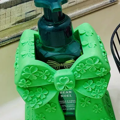 Giá đỡ chai xà phòng hình nơ Shamrock xanh lục bảo