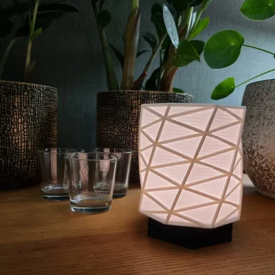 Lumetri Tri – Đèn bàn mini phong cách hiện đại