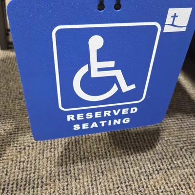 Biển báo ghế ngồi ưu tiên 3D cho người khuyết tật tiện lợi