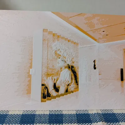 Mô hình HueForge: Cô gái đội mũ ren