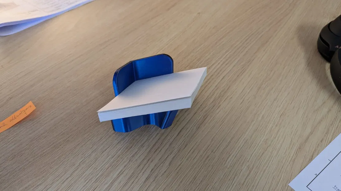 Giá đỡ giấy ghi chú (Memoblock Dispenser) in 3D tiện lợi - Image 1